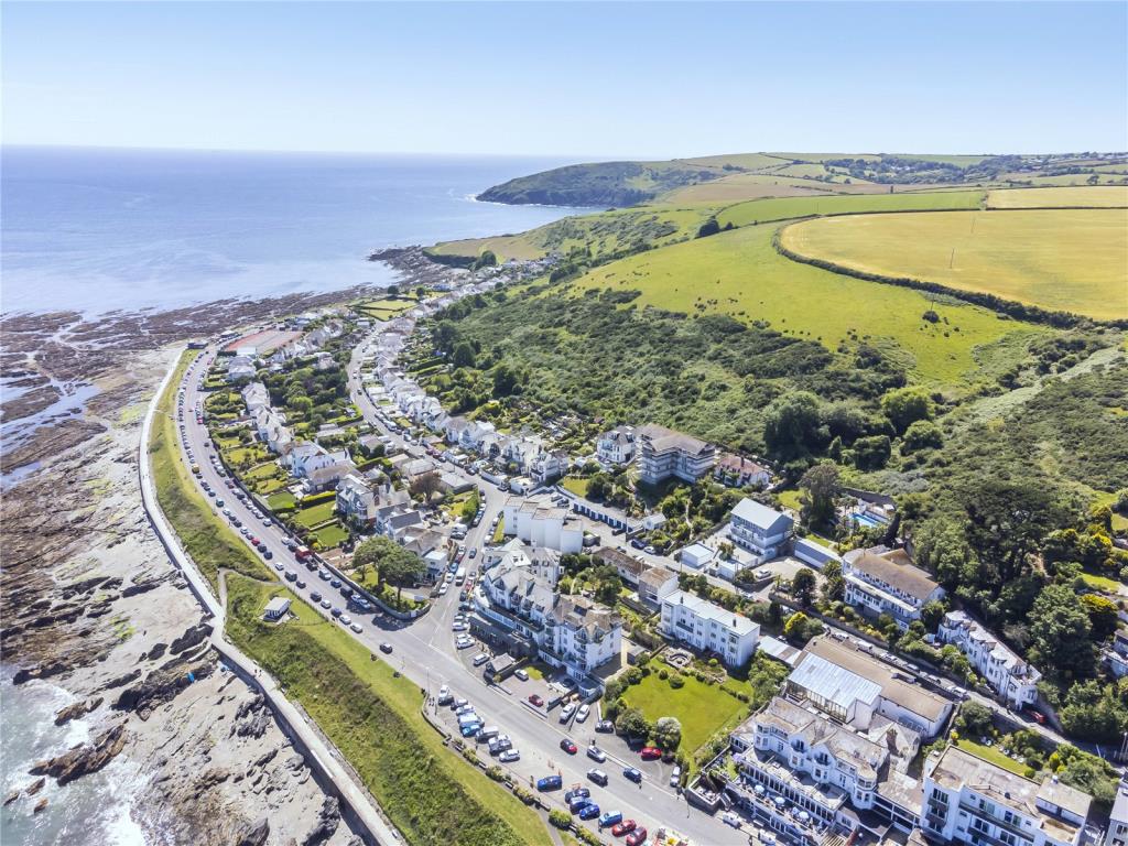 Lot: 80 - FORMER HOTEL WITH EXTENSIVE SEA VIEWS AND PLANNING FOR CONVERSION INTO FOUR HOUSES - Aerial photo of property in context of surrounding area
